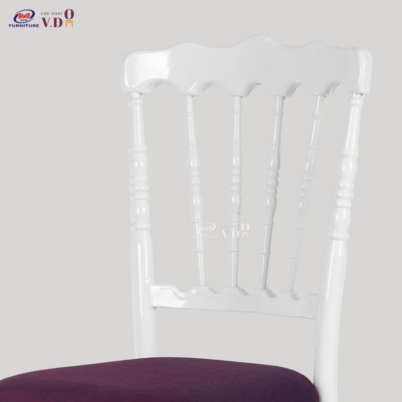 White Napoleon Chair with Red Seat Bag - Image 2